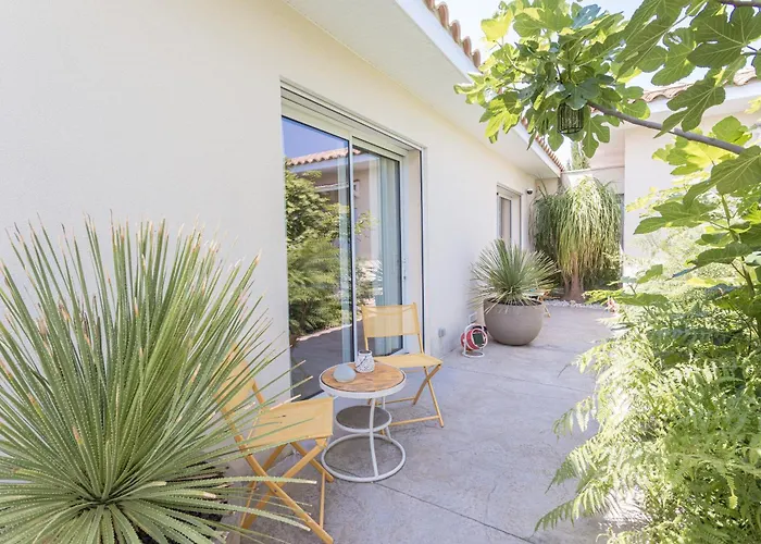 Lointaines Escapades Bed and Breakfast Περπινιάν