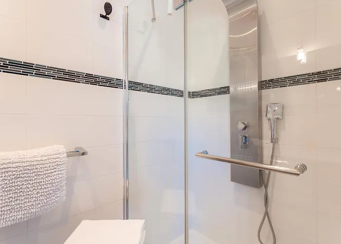 Lointaines Escapades Bed and Breakfast Περπινιάν